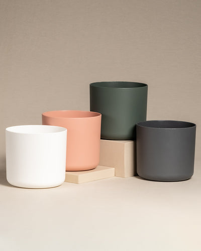 Kunststoff-Töpfe in weiss, pink, grün und anthrazit mit dem Durchmesser von 18 cm