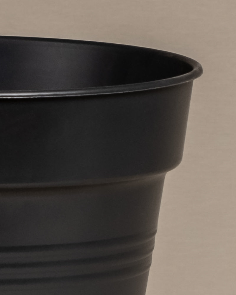 Nahaufnahme von einem schwarzen Innentopf der Marke elho mit 30cm Durchmesser.