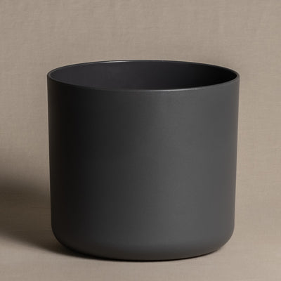 Anthrazitfarbener Übertopf mit 18cm Durchmesser.