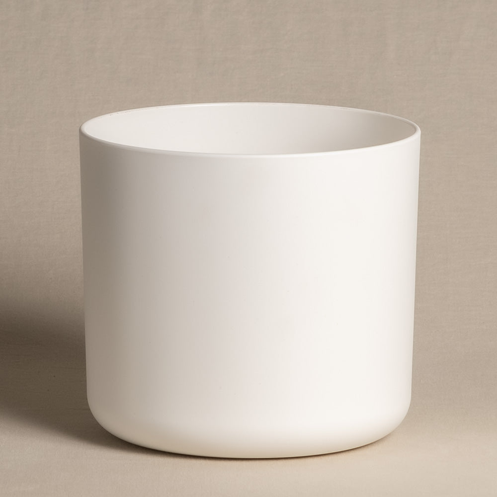 Weisser Übertopf mit 18cm Durchmesser.