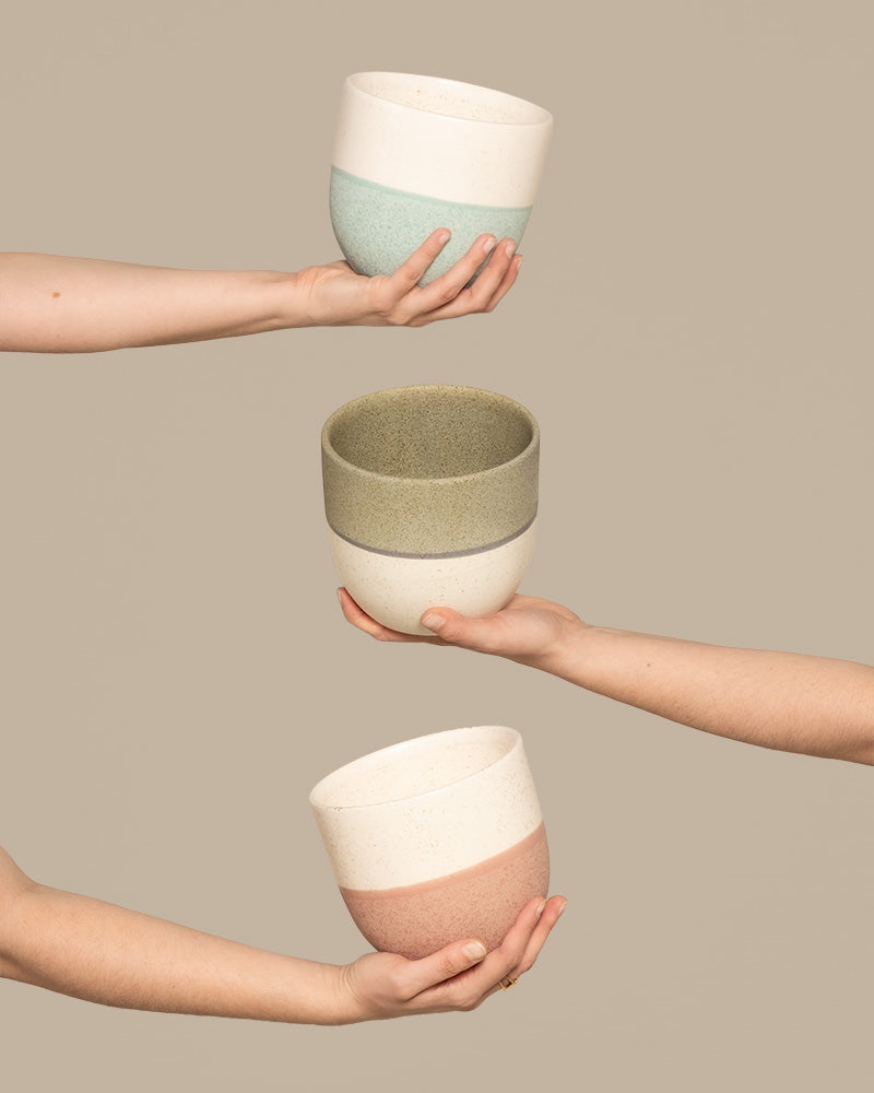 feey Keramik-Topf (Variado | 14 cm ⌀) in 3 Farben hochgehalten von 3 Händen