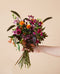 Blumenstrauß 'Meilenstein' in Größe Classic, von Hand gebunden in der Hand gehalten